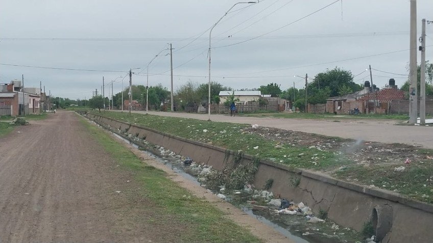Preocupante contaminación de canales pluviales por arrojo de basuras en la zona Este de Goya